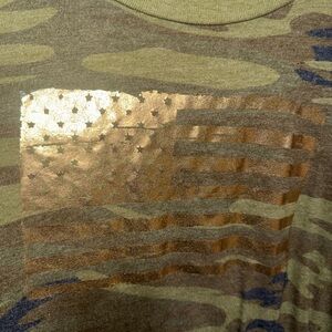 Texas True Threads 2X women’s Camo T-Shirt with Gold Flag Design